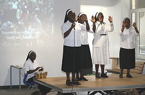Die Schwestern singen ein landestypisches Lied