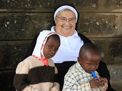 Sr_Luise_mit_Kindern